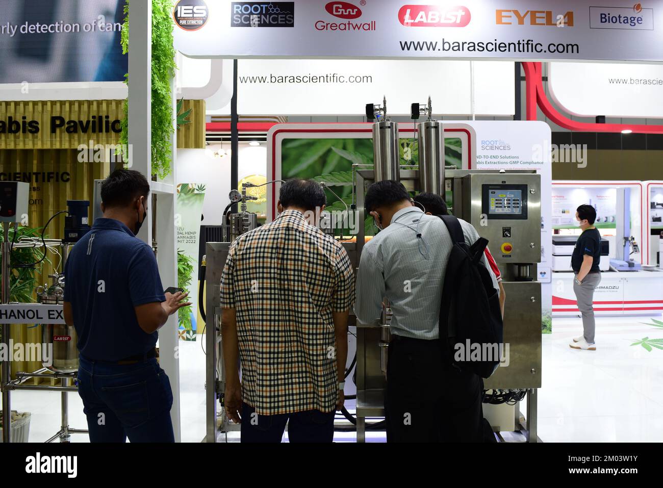 Bangkok, Thailandia. 03rd Dec, 2022. L'atmosfera all'interno dell'evento 'ASIA INTERNATIONAL HEMP EXPO 2022', una mostra internazionale di tecnologie, innovazioni e prodotti provenienti da piante di canapa. La prima volta in Thailandia il 3 dicembre 2022. Al Queen Sirikit National Convention Center (QSNCC), Bangkok. Dopo che il governo ha annunciato canapa che è già stato sbloccato e legalizzato in Thailandia. (Foto di Teera Noisakran/Pacific Press) Credit: Pacific Press Media Production Corp./Alamy Live News Foto Stock