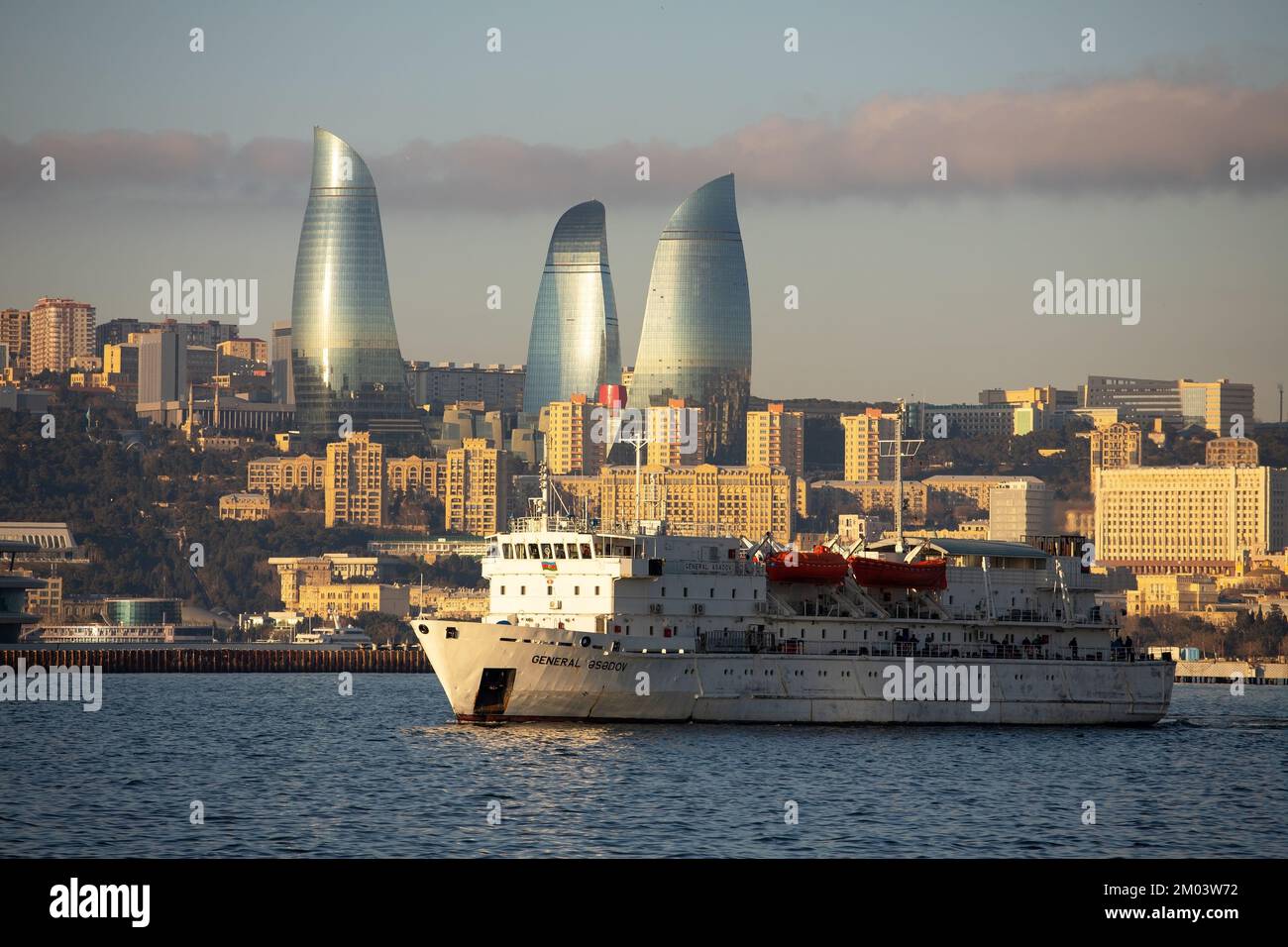 Baku. Azerbaigian. 01.24.2021. dell'anno. Una bella nave bianca trasporta le persone. Foto Stock