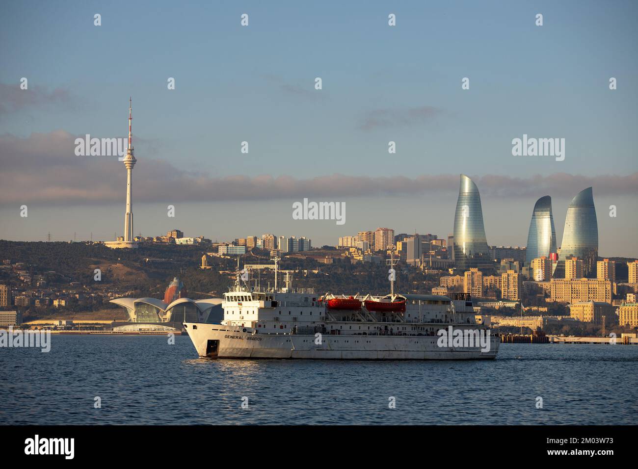 Baku. Azerbaigian. 01.24.2021. dell'anno. Una bella nave bianca trasporta le persone. Foto Stock