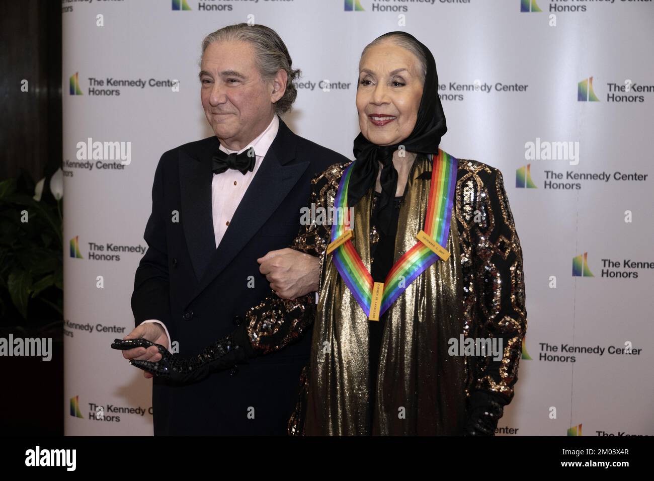 Washington DC, Stati Uniti. 03rd Dec, 2022. Il passato honoree del Kennedy Center Carmen De Lavallade, a destra, arriva per la cena formale dell'artista onorando i destinatari del 45th Annual Kennedy Center Honors al Dipartimento di Stato di Washington, DC Sabato 3 dicembre 2022. Credit: UPI/Alamy Live News Foto Stock