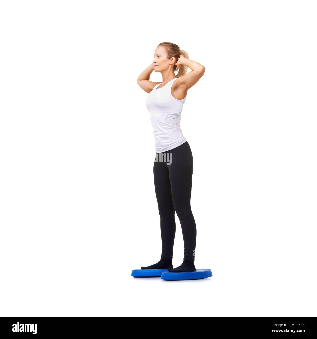 Posizione perfetta dell'immagine. Foto in studio a lunghezza intera di una donna attraente che fa esercizi isolati su bianco. Foto Stock