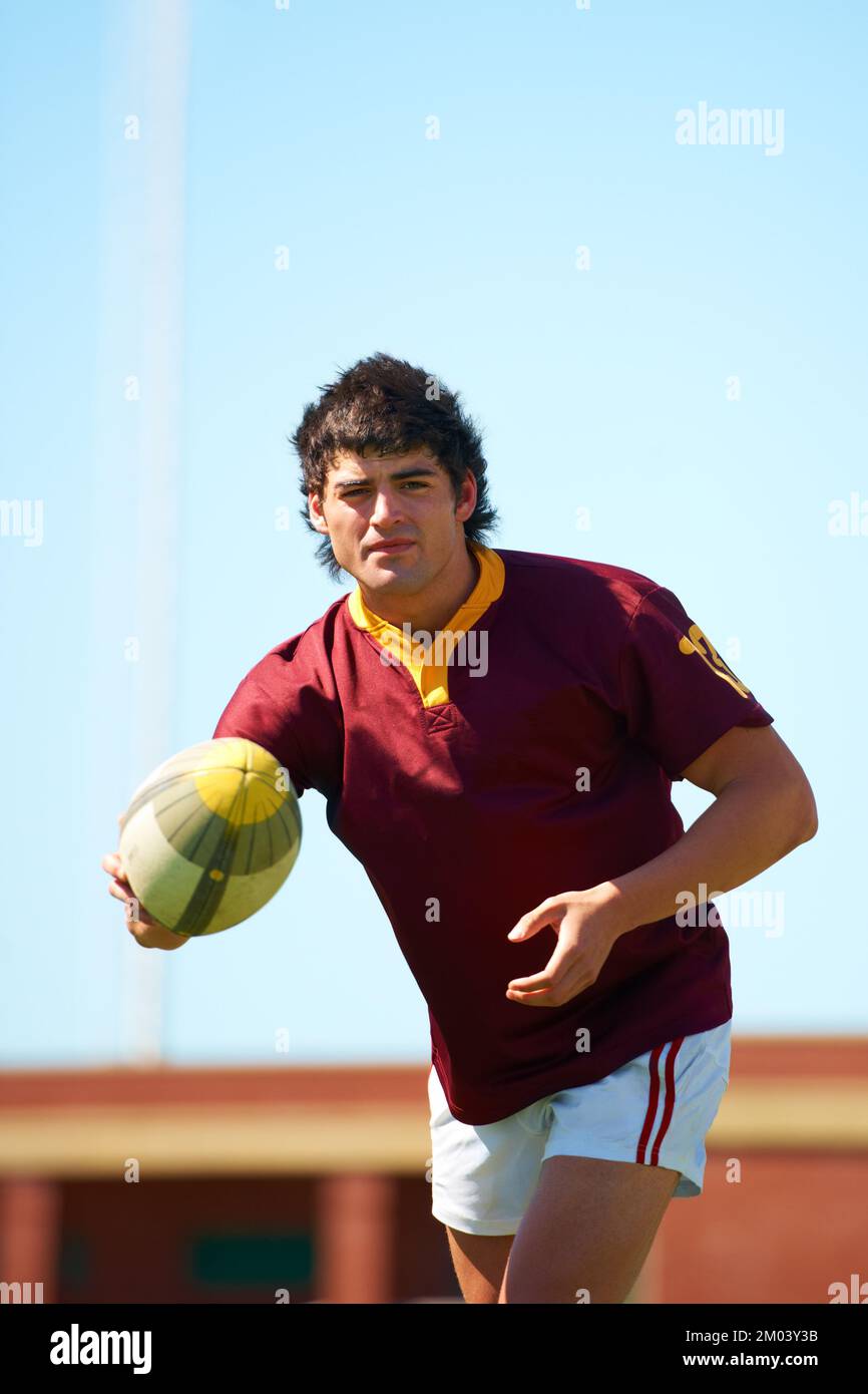 Vuoi giocare. un giovane giocatore di rugby che esegue un pass. Foto Stock