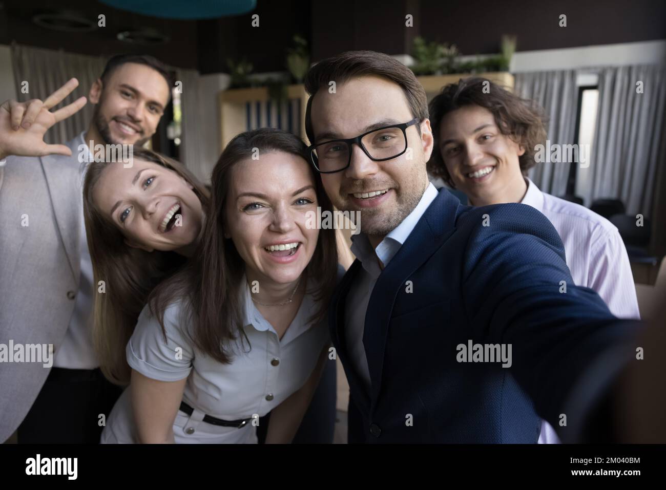 Cinque uomini d'affari felici che fanno foto selfie Foto Stock