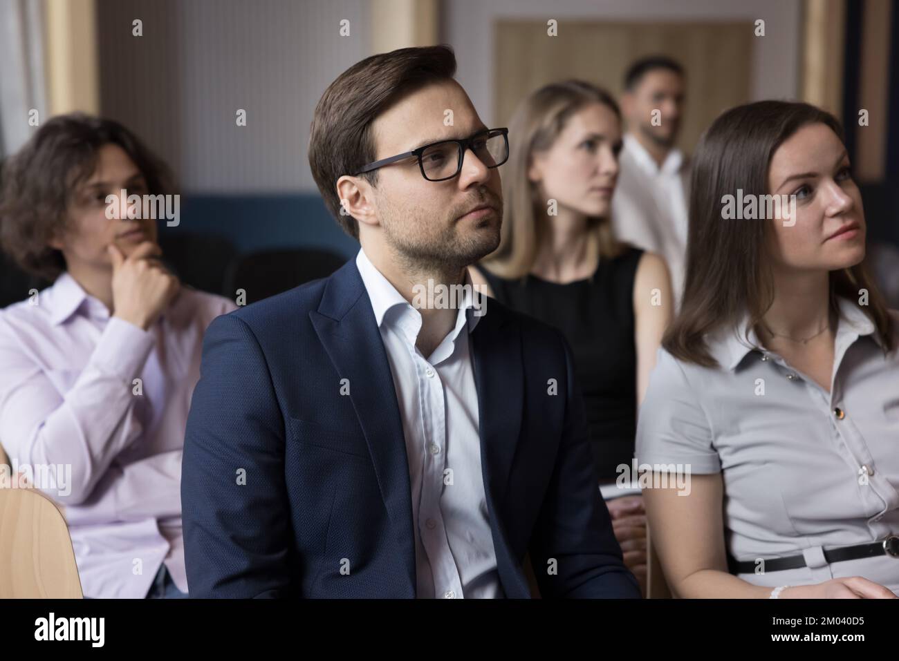 Gruppo di uomini d'affari che ascoltano il discorso del formatore d'affari Foto Stock