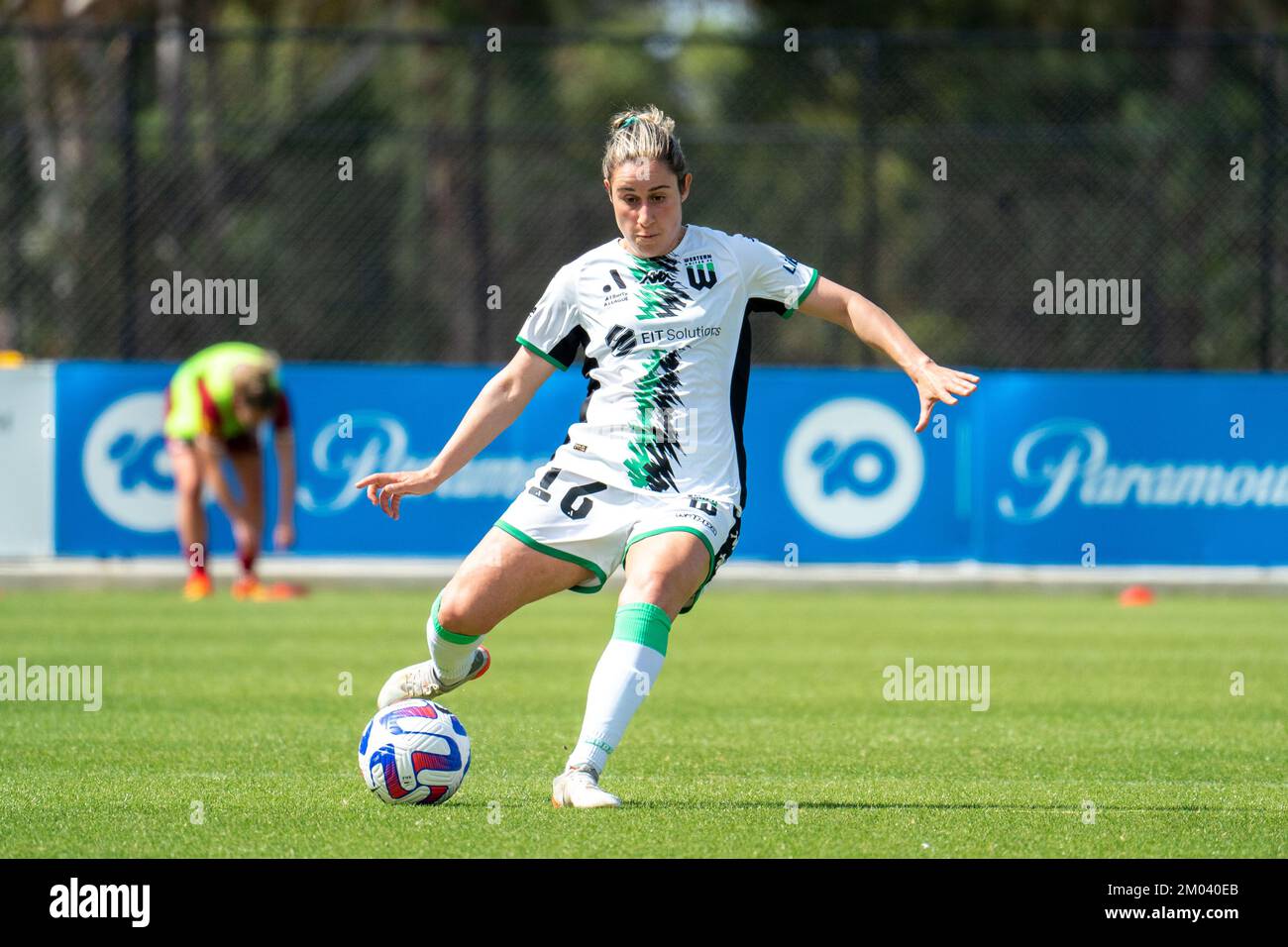 Adelaide, Australia. 04th Dec, 2022. Adelaide, South Australia, 4th 2022 dicembre: Melissa Taranto (16 Western United) calcia la palla durante la partita della Liberty A-League tra Adelaide United e Western United al ServiceFM Stadium di Adelaide, Australia. (NOE Llamas/SPP) Credit: SPP Sport Press Photo. /Alamy Live News Foto Stock