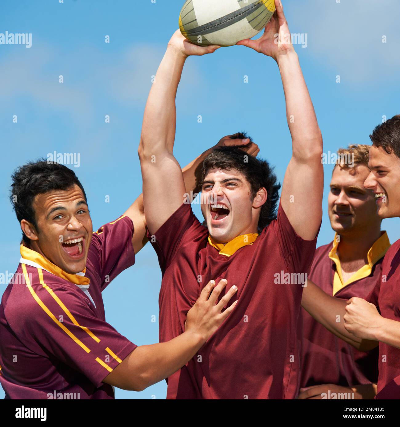 I volti dei vincitori. una giovane squadra di rugby che celebra una vittoria. Foto Stock
