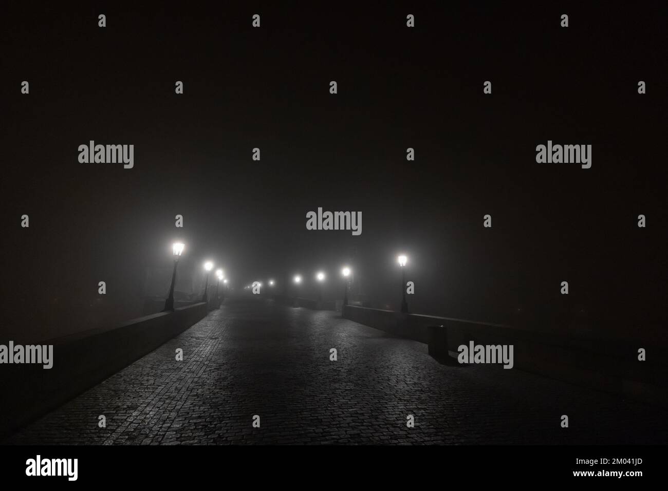 Charles o Karlov ponte a Praga nelle prime ore del mattino con un sacco di nebbia e foschia, con luci visibili e non persone. Spoky spaventoso ponte a praga Foto Stock