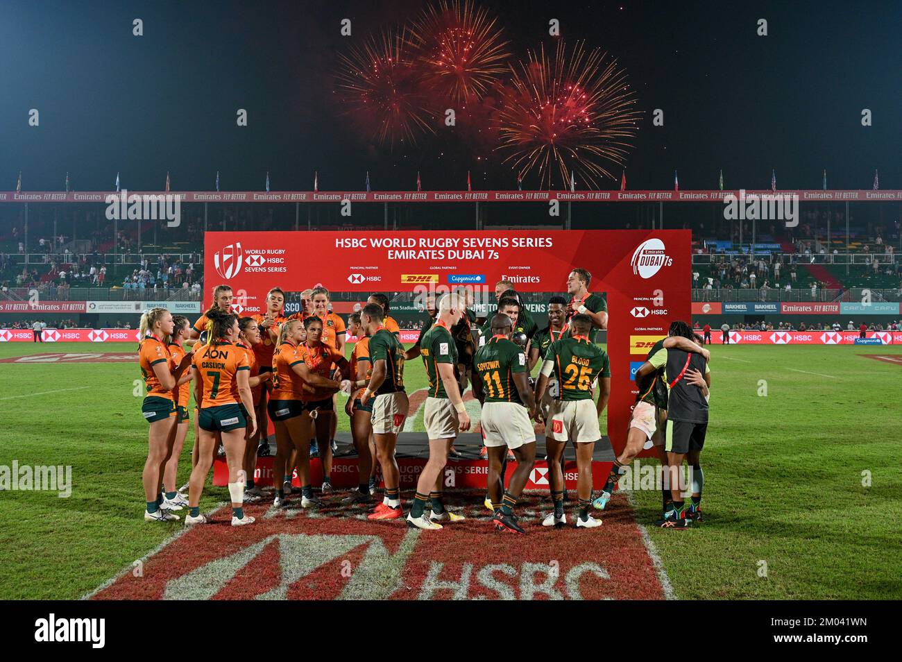 DUBAI, Emirati Arabi Uniti, 3rd dicembre 2022. La squadra femminile australiana e la squadra sudafricana Mens festeggiano le loro vittorie nella finale di Coppa al Dubai Rugby 7s 2022. L'evento fa parte del 2022 HSBC World Rugby Sevens Series Credit: Feroz Khan/Alamy Live News Foto Stock