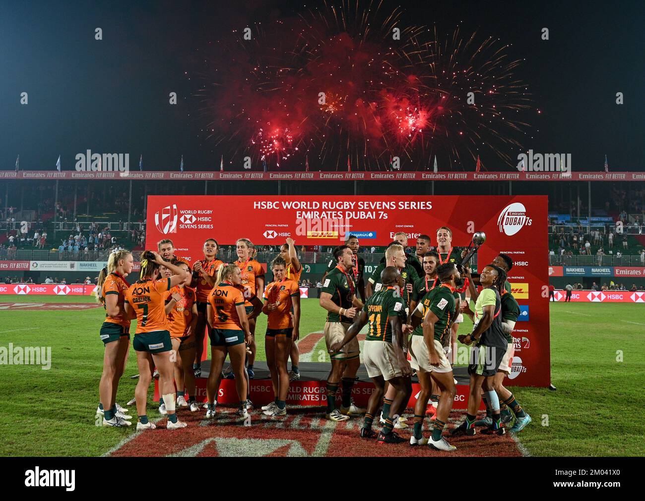 DUBAI, Emirati Arabi Uniti, 3rd dicembre 2022. La squadra femminile australiana e quella degli uomini sudafricani festeggiano le loro vittorie al Dubai Rugby 7s del 2022. L'evento fa parte del 2022 HSBC World Rugby Sevens Series Credit: Feroz Khan/Alamy Live News Foto Stock