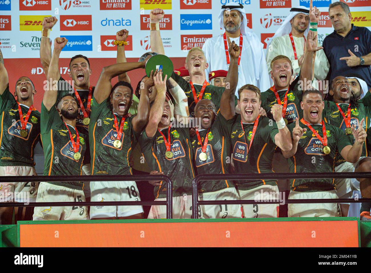 DUBAI, Emirati Arabi Uniti, 3rd dicembre 2022. La squadra sudafricana festeggia dopo aver ricevuto il trofeo e le medaglie d'oro del vincitore al Dubai Rugby 7s 2022. L'evento fa parte del 2022 HSBC World Rugby Sevens Series Credit: Feroz Khan/Alamy Live News Foto Stock