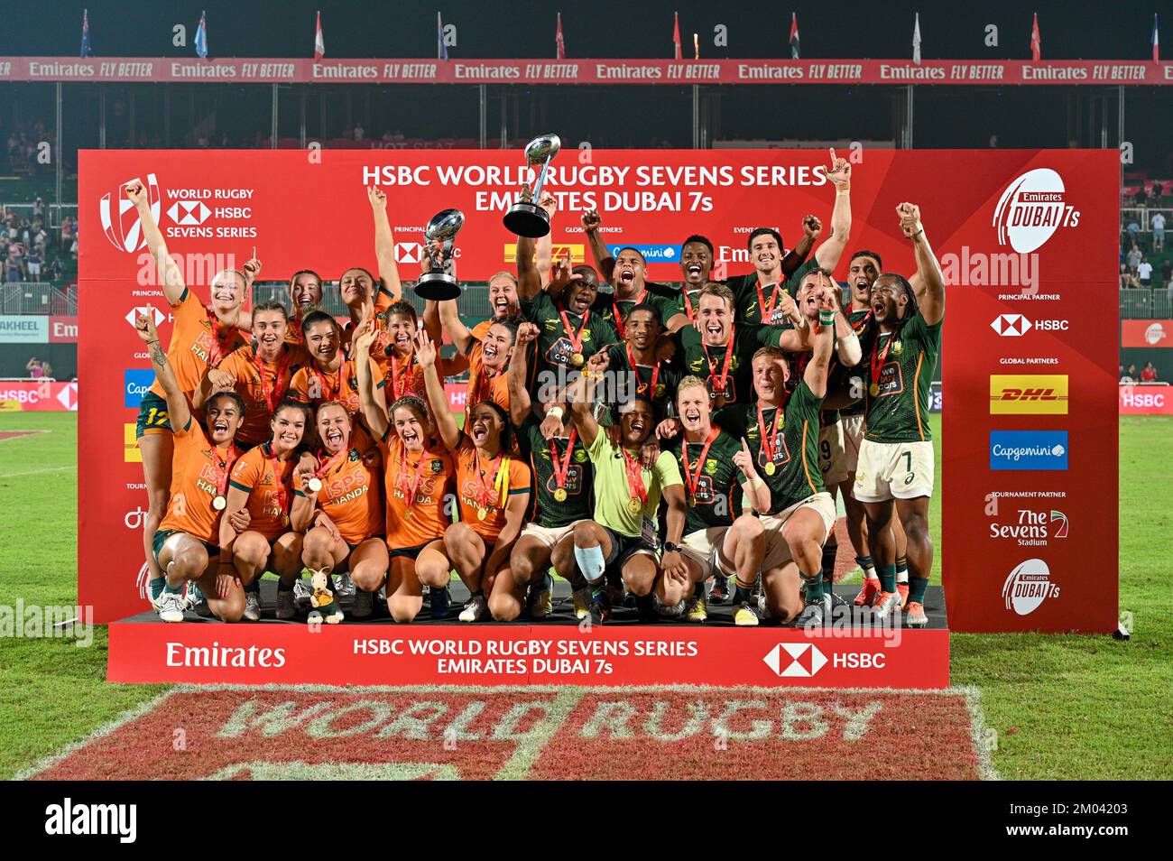 DUBAI, Emirati Arabi Uniti, 3rd dicembre 2022. La squadra femminile australiana e quella degli uomini sudafricani festeggiano le loro vittorie nella finale di Coppa al Dubai Rugby 7s 2022. L'evento fa parte del 2022 HSBC World Rugby Sevens Series Credit: Feroz Khan/Alamy Live News Foto Stock
