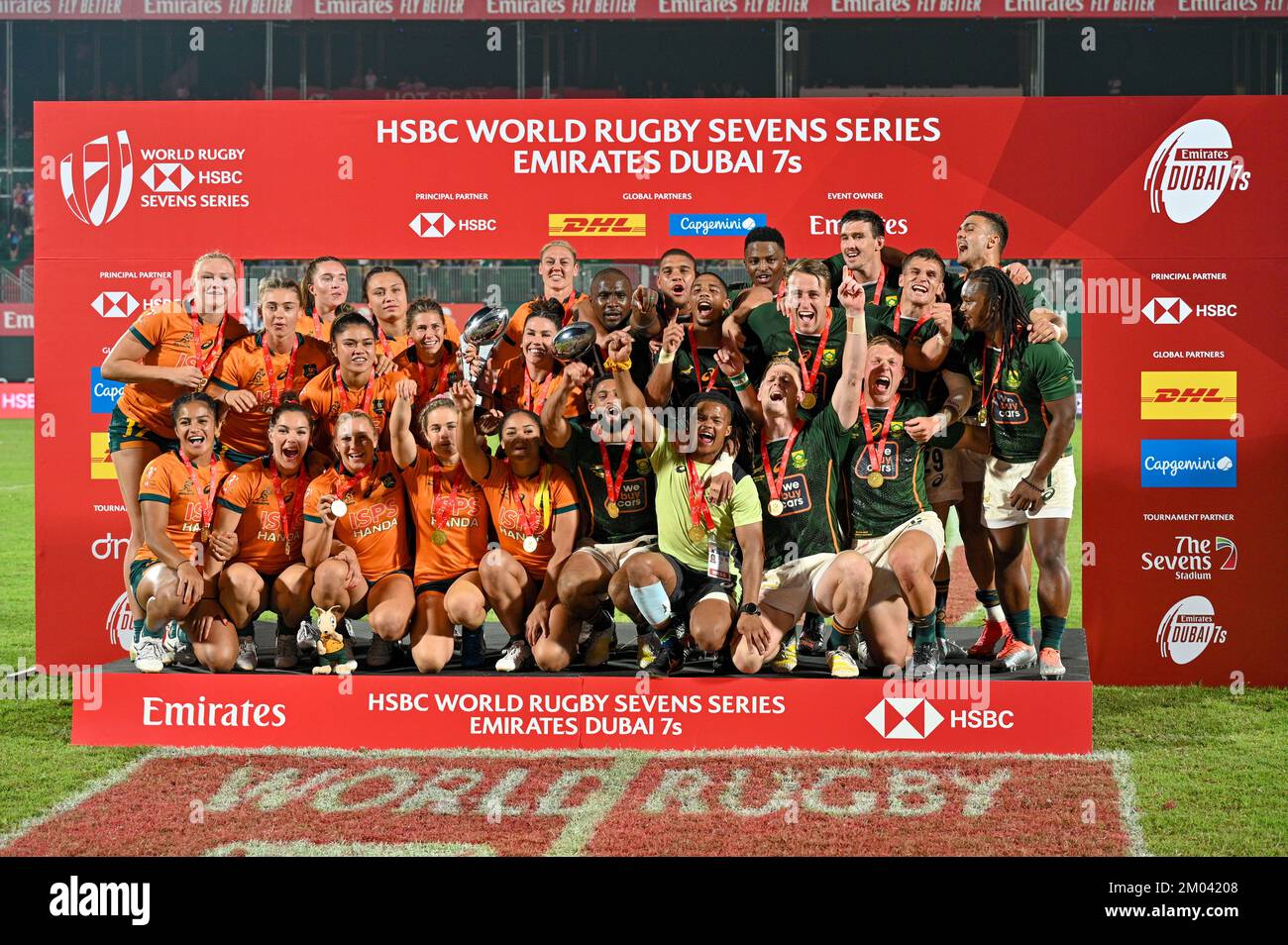 DUBAI, Emirati Arabi Uniti, 3rd dicembre 2022. La squadra femminile australiana e quella sudafricana si mettono in posa per le foto dopo le loro vittorie al Dubai Rugby 7s 2022. L'evento fa parte del 2022 HSBC World Rugby Sevens Series Credit: Feroz Khan/Alamy Live News Foto Stock