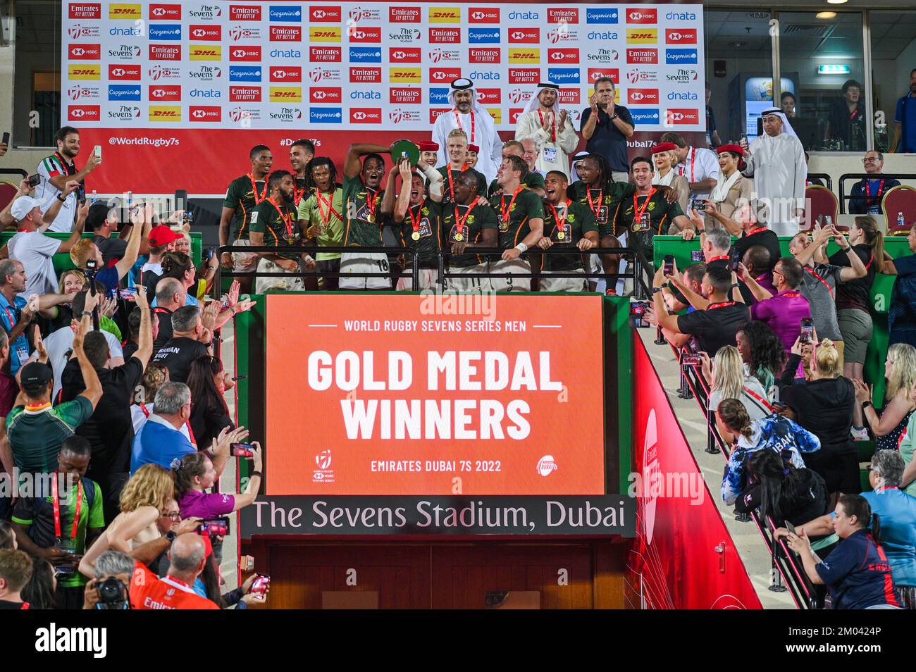 DUBAI, Emirati Arabi Uniti, 3rd dicembre 2022. La squadra sudafricana festeggia dopo aver ricevuto il trofeo e le medaglie d'oro del vincitore al Dubai Rugby 7s 2022. L'evento fa parte del 2022 HSBC World Rugby Sevens Series Credit: Feroz Khan/Alamy Live News Foto Stock
