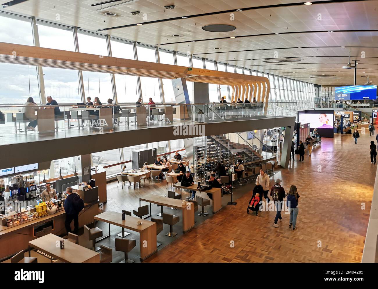 Ravellers al cancello del terminal di partenza e di arrivo in un moderno aeroporto internazionale di Helsinki finlandia. Foto Stock