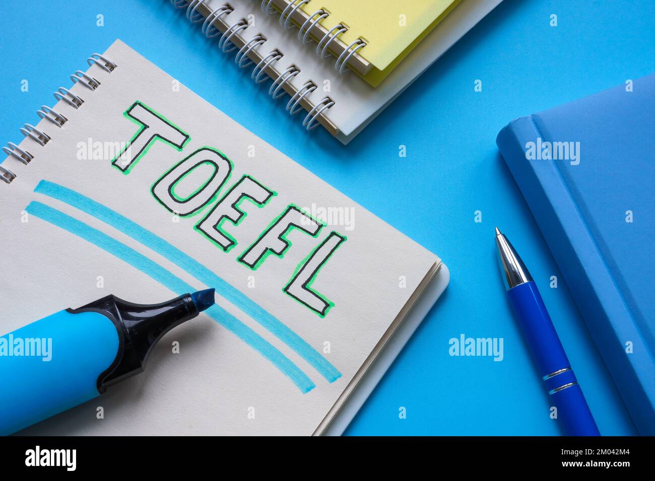 Test TOEFL scritto a mano dell'inglese come lingua straniera nel blocco note. Foto Stock