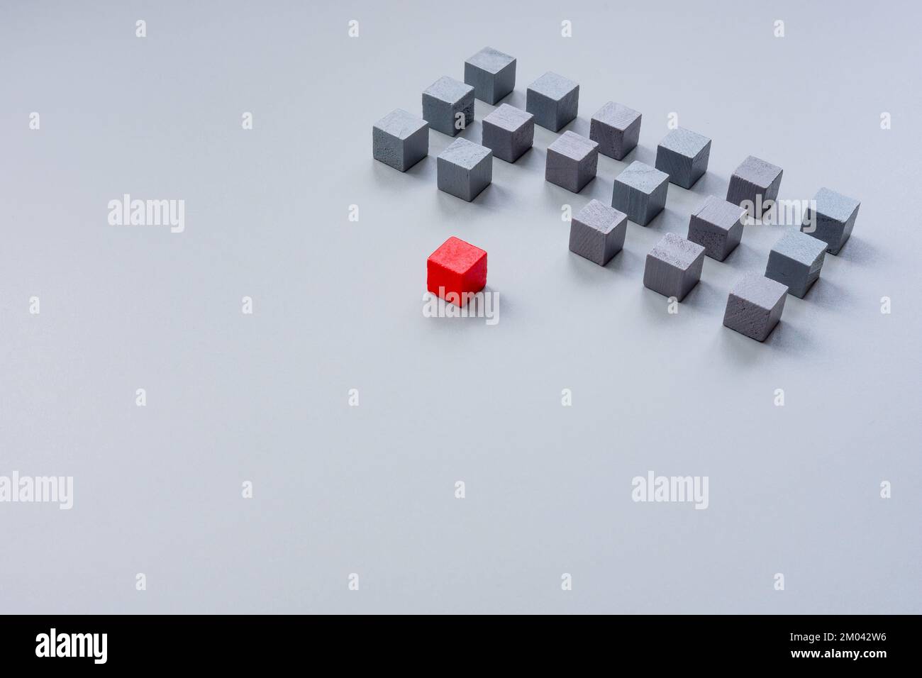 Cubetti grigi e uno rosso. Distinguiti dal concetto di folla. Foto Stock