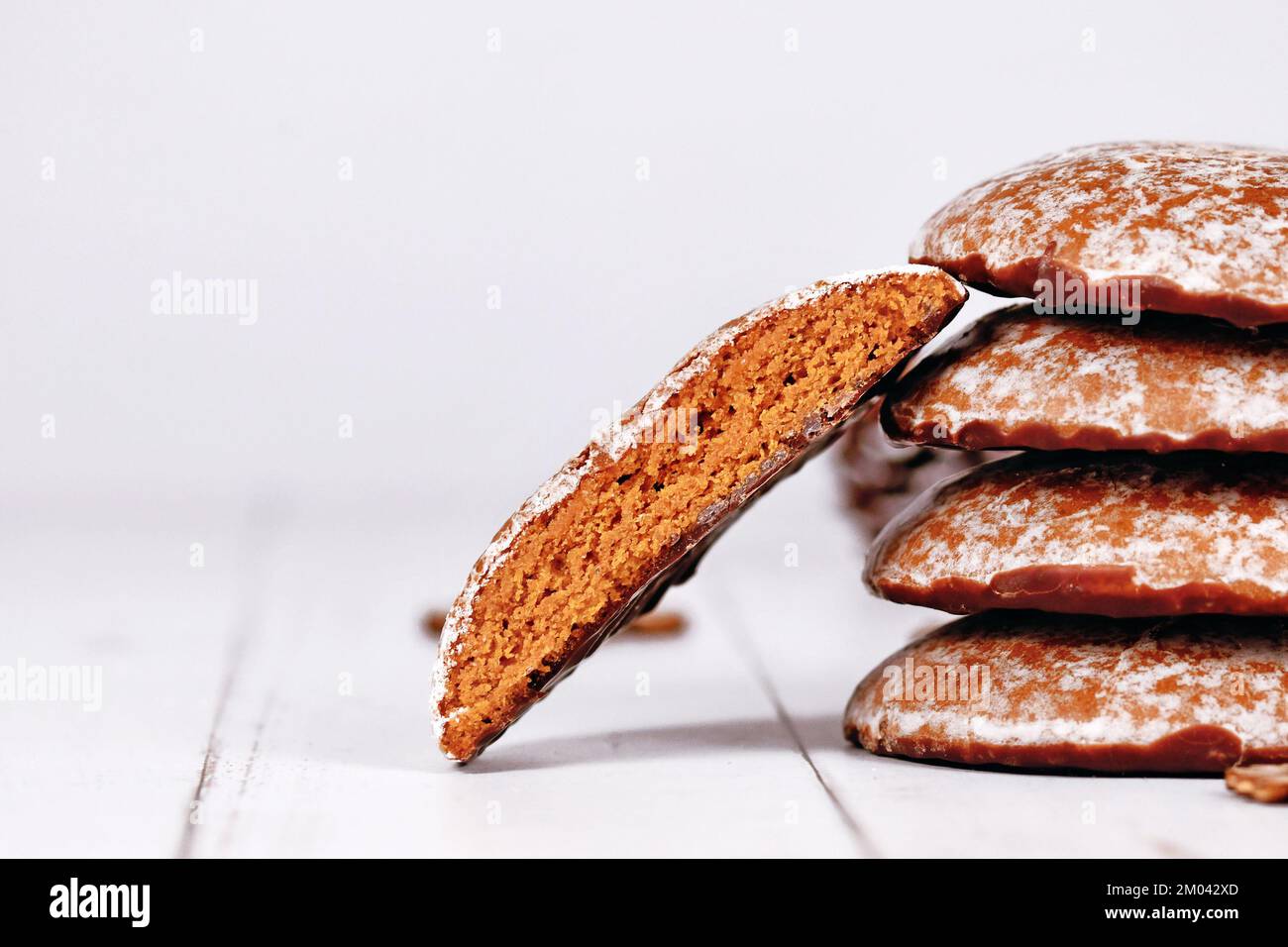 All'interno del tradizionale biscotto tedesco di Natale con pan di zenzero rotondo chiamato 'Lebkuchen' Foto Stock