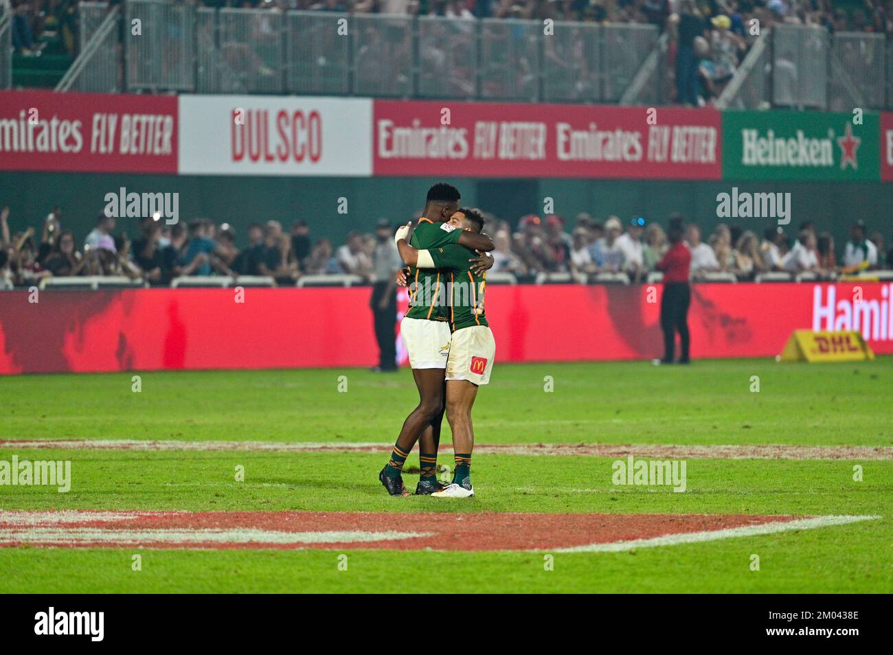 DUBAI, Emirati Arabi Uniti, 3rd dicembre 2022. I giocatori sudafricani festeggiano la loro vittoria sull'Irlanda alla finale di Dubai Rugby 7s Men's Cup 2022. I campioni difensori del Sud Africa hanno vinto 21-5 per rivendicare il loro titolo consecutivo 4th al Dubai Credit: Feroz Khan/Alamy Live News Foto Stock