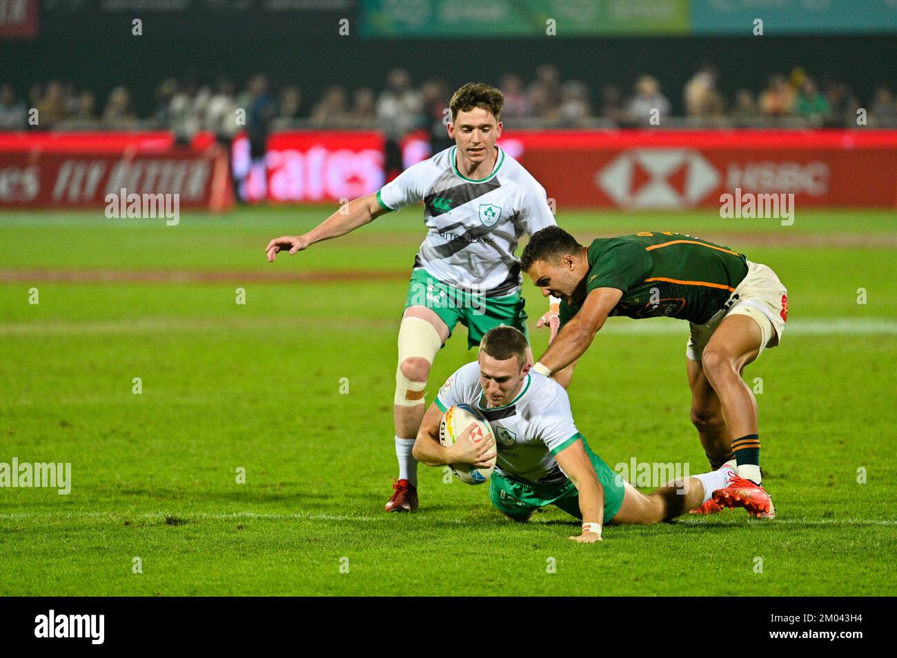 DUBAI, Emirati Arabi Uniti, 3rd dicembre 2022. Azione dalla finale di Dubai Rugby 7s Men's Cup 2022 tra Irlanda e Sud Africa. I campioni difensori del Sud Africa hanno vinto 21-5 per aggiudicarsi il loro titolo consecutivo 4th al Dubai Credit: Feroz Khan/Alamy Live News Foto Stock