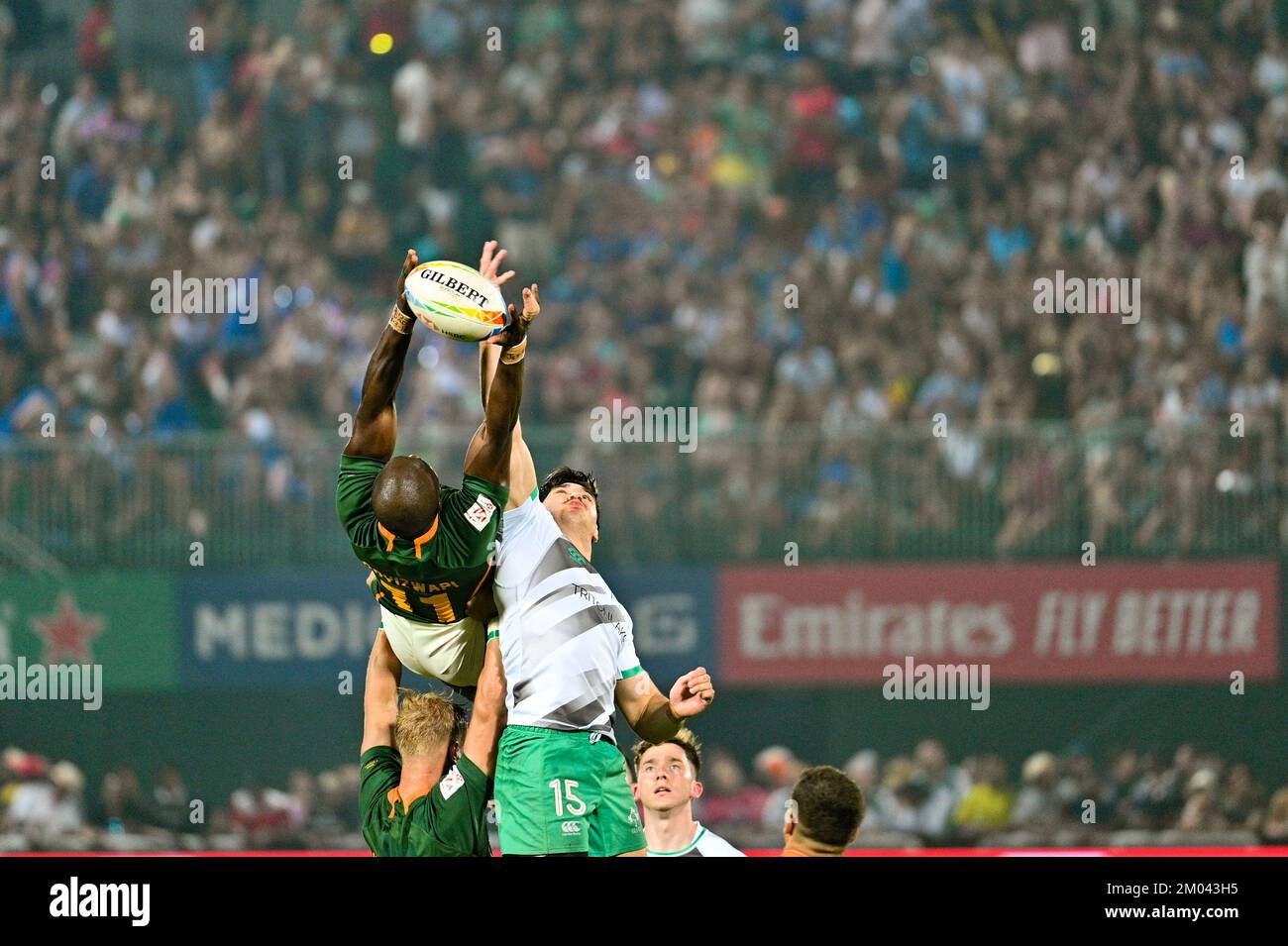 DUBAI, Emirati Arabi Uniti, 3rd dicembre 2022. Azione dalla finale di Dubai Rugby 7s Men's Cup 2022 tra Irlanda e Sud Africa. I campioni difensori del Sud Africa hanno vinto 21-5 per aggiudicarsi il loro titolo consecutivo 4th al Dubai Credit: Feroz Khan/Alamy Live News Foto Stock