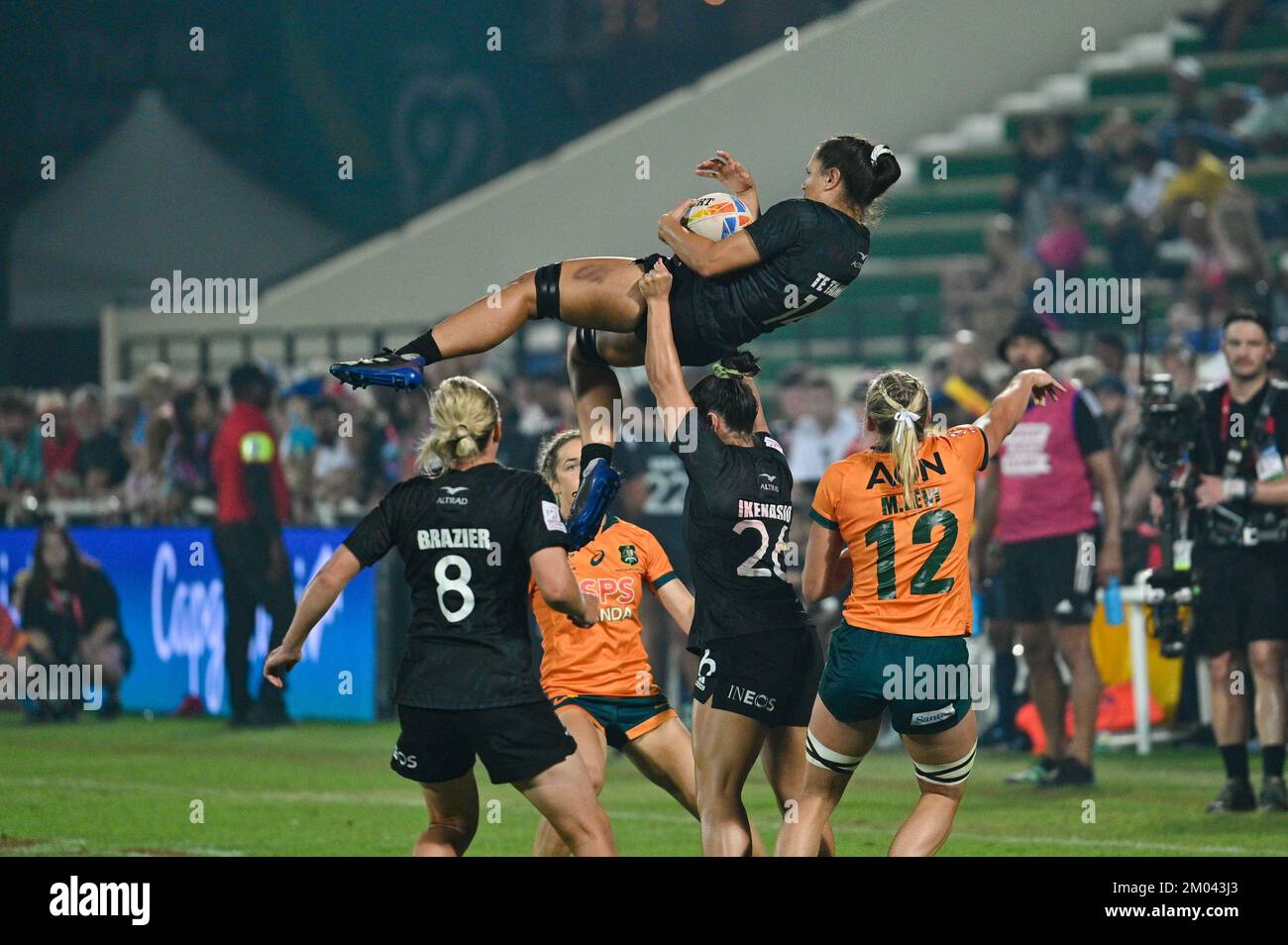 DUBAI, Emirati Arabi Uniti, 3rd dicembre 2022. Azione dalla finale di Dubai Rugby 7s Women's Cup 2022 tra Australia e Nuova Zelanda. I campioni in difesa australiani hanno vinto 26-19 per conquistare il loro titolo successivo 3rd al Dubai Credit: Feroz Khan/Alamy Live News Foto Stock