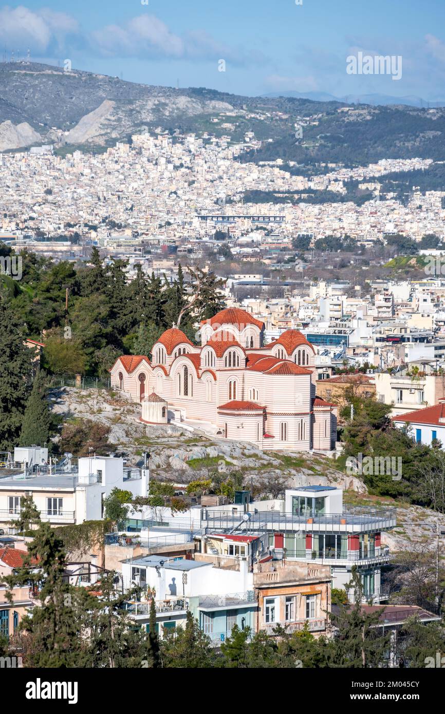 Chiesa di San Marina, collina di Philopappos, dietro il mare di case della città, Atene, Attica, Grecia, Europa Foto Stock