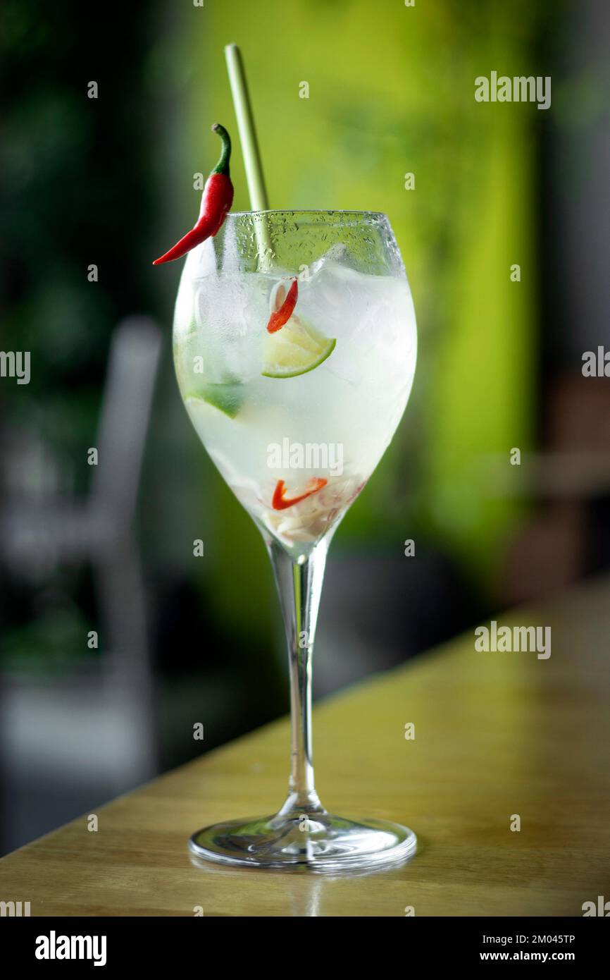 moderno cocktail tailandese con vino di riso, peperoncino, lime e citronella a bangkok Foto Stock