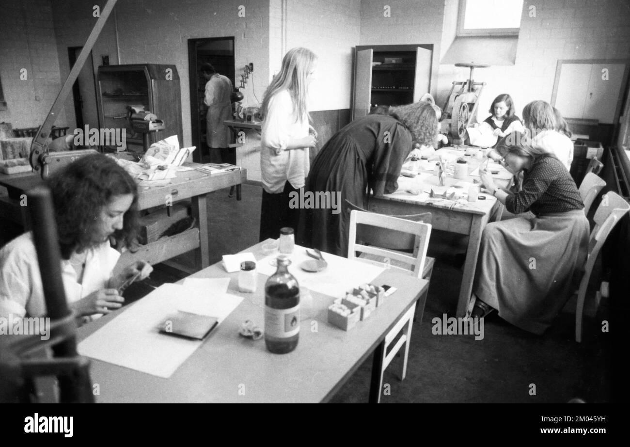 Lezioni di artigianato alla scuola gratuita Walldorf nel castello di Hamborn il 16.05.1979 a Paderborn, Germania, Europa Foto Stock