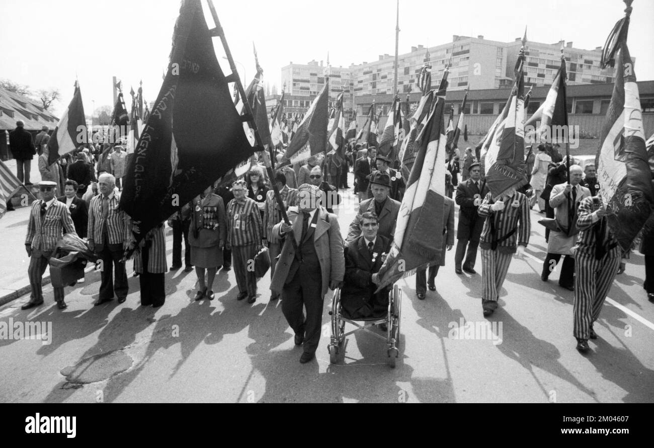 I combattenti della resistenza internazionale e i persecutei del regime nazista hanno manifestato contro il perseguimento dei crimini nazisti, in parte vestiti di mantello Foto Stock