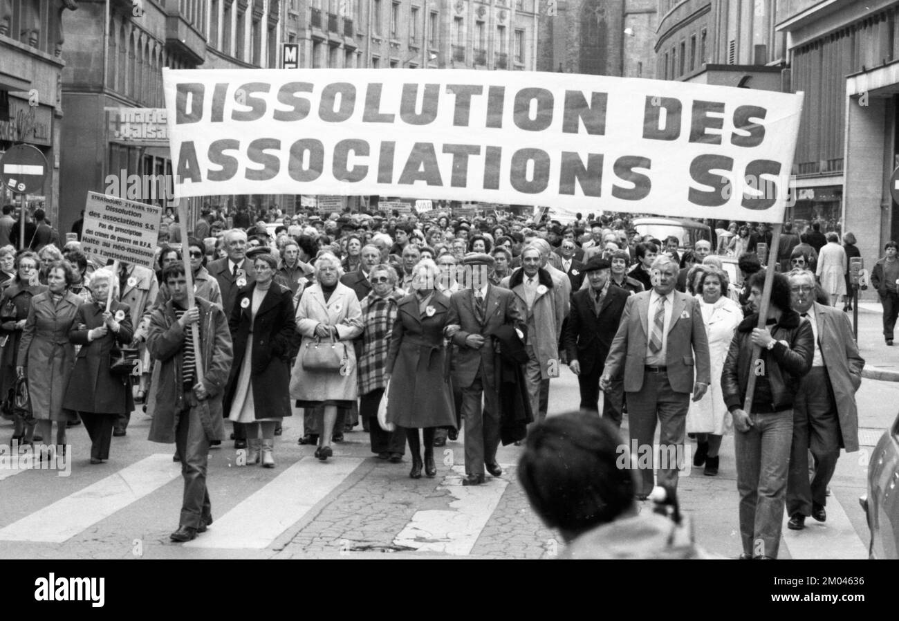 I combattenti della resistenza internazionale e i persecutei del regime nazista hanno manifestato contro il perseguimento dei crimini nazisti, in parte vestiti di mantello Foto Stock