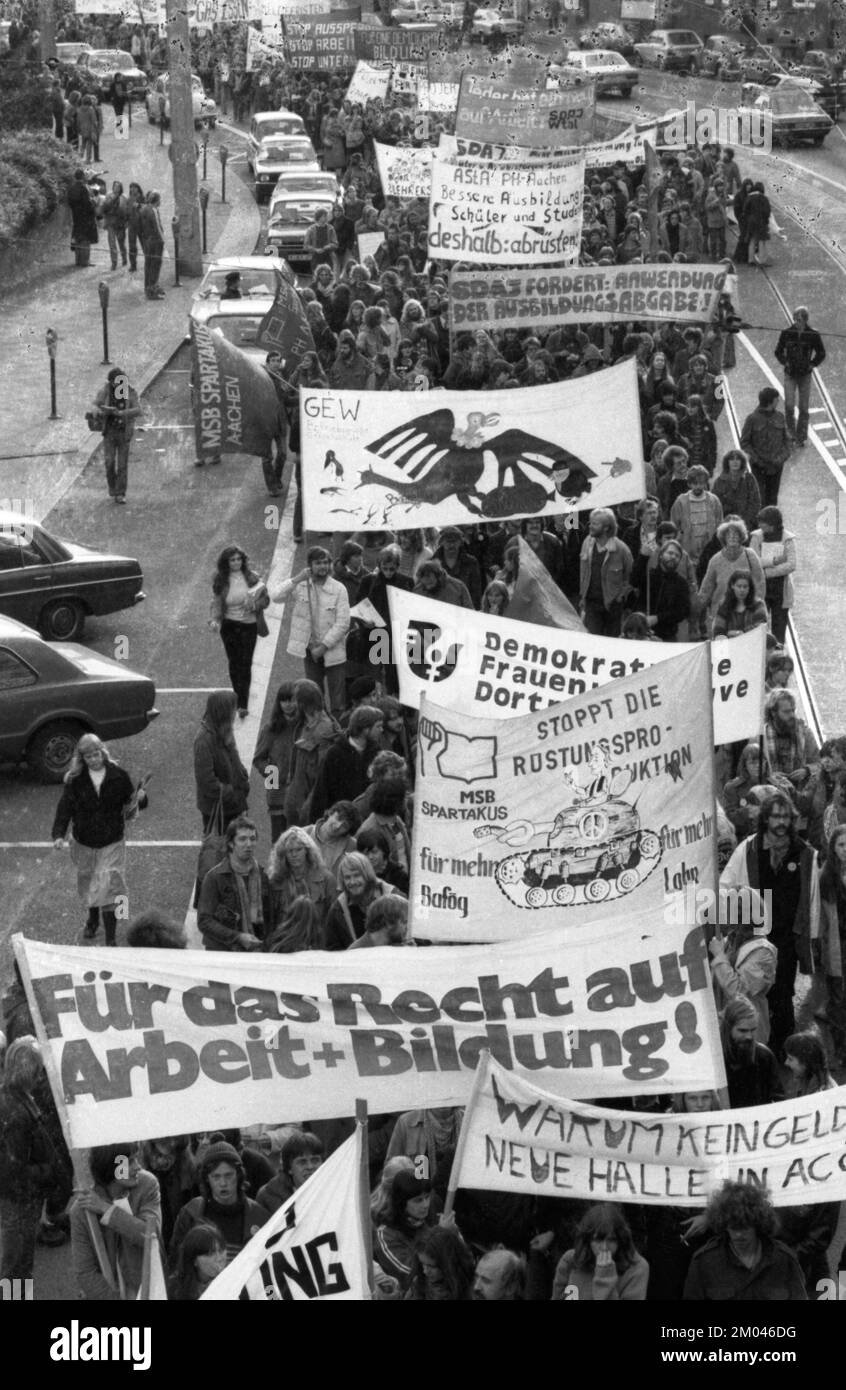 10, 000, convocati dai sindacati, hanno dimostrato il diritto al lavoro e all'istruzione su 22.11.1980 a Dortmund, Germania, Europa Foto Stock