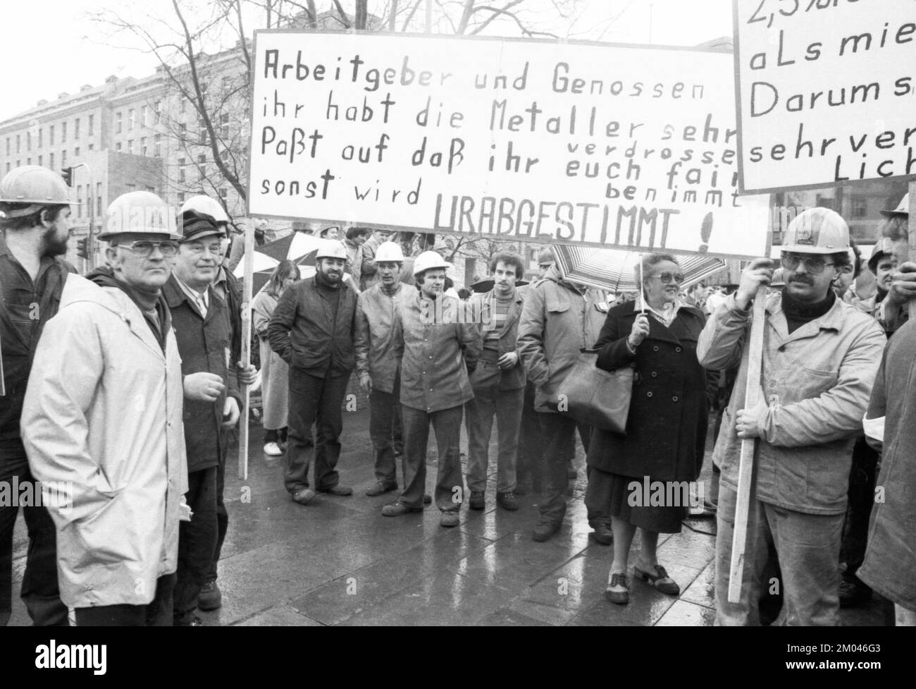 Sciopero di avvertimento e dimostrazione di IG Metall nella controversia sulla contrattazione collettiva del 9.3.1981 a Duisburg, Germania, Europa Foto Stock