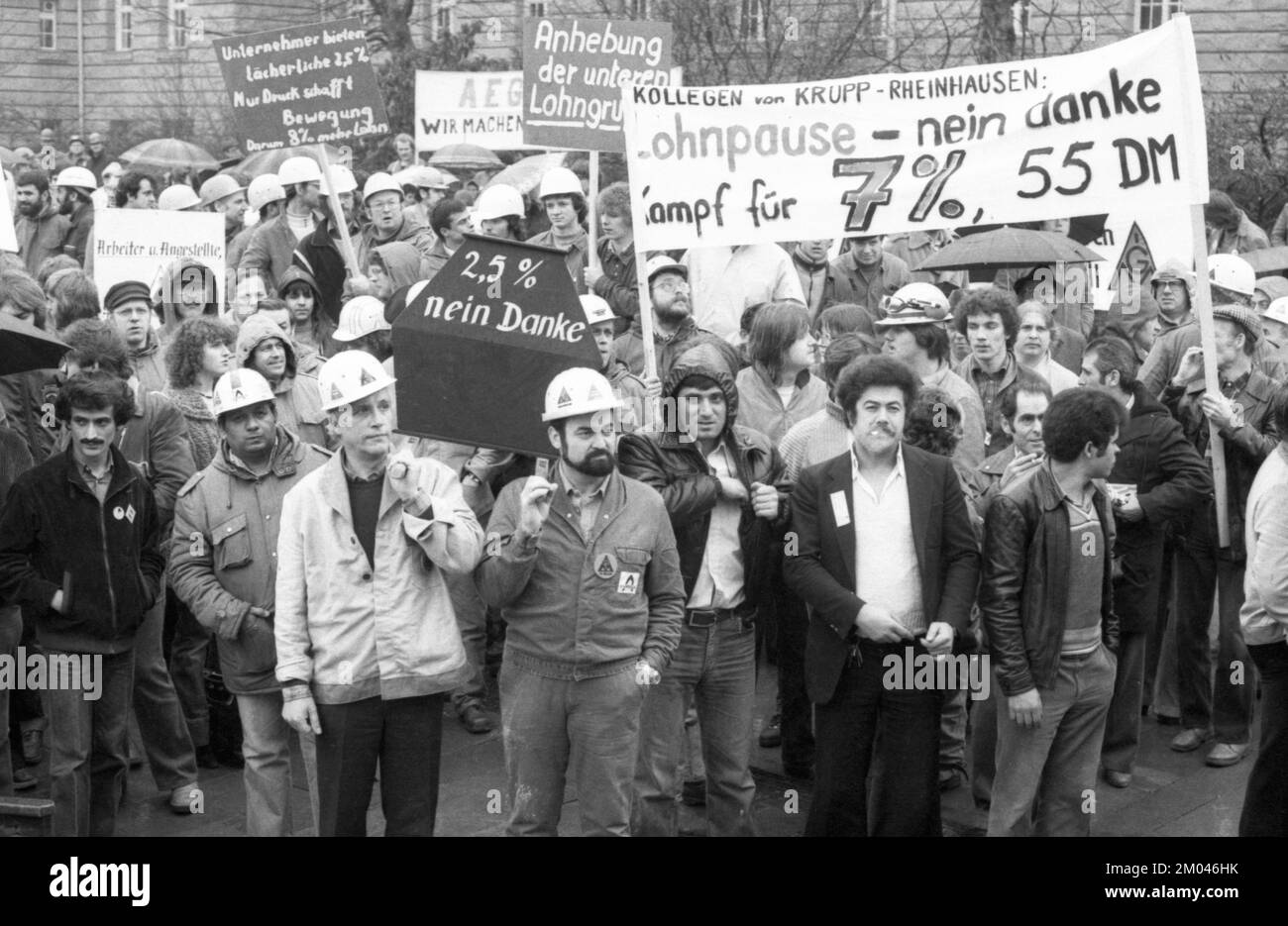 Sciopero di avvertimento e dimostrazione di IG Metall nella controversia sulla contrattazione collettiva del 9.3.1981 a Duisburg, Germania, Europa Foto Stock