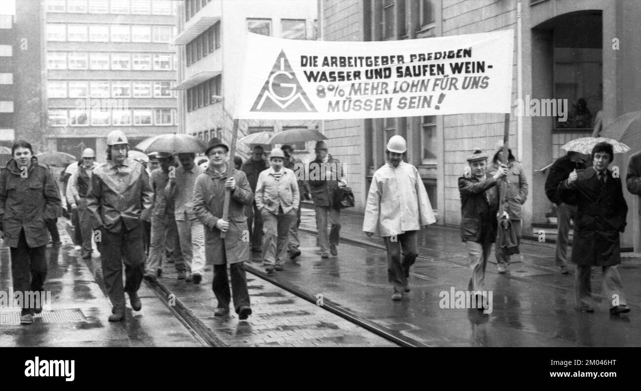 Sciopero di avvertimento e dimostrazione di IG Metall nella controversia sulla contrattazione collettiva del 9.3.1981 a Duisburg, Germania, Europa Foto Stock