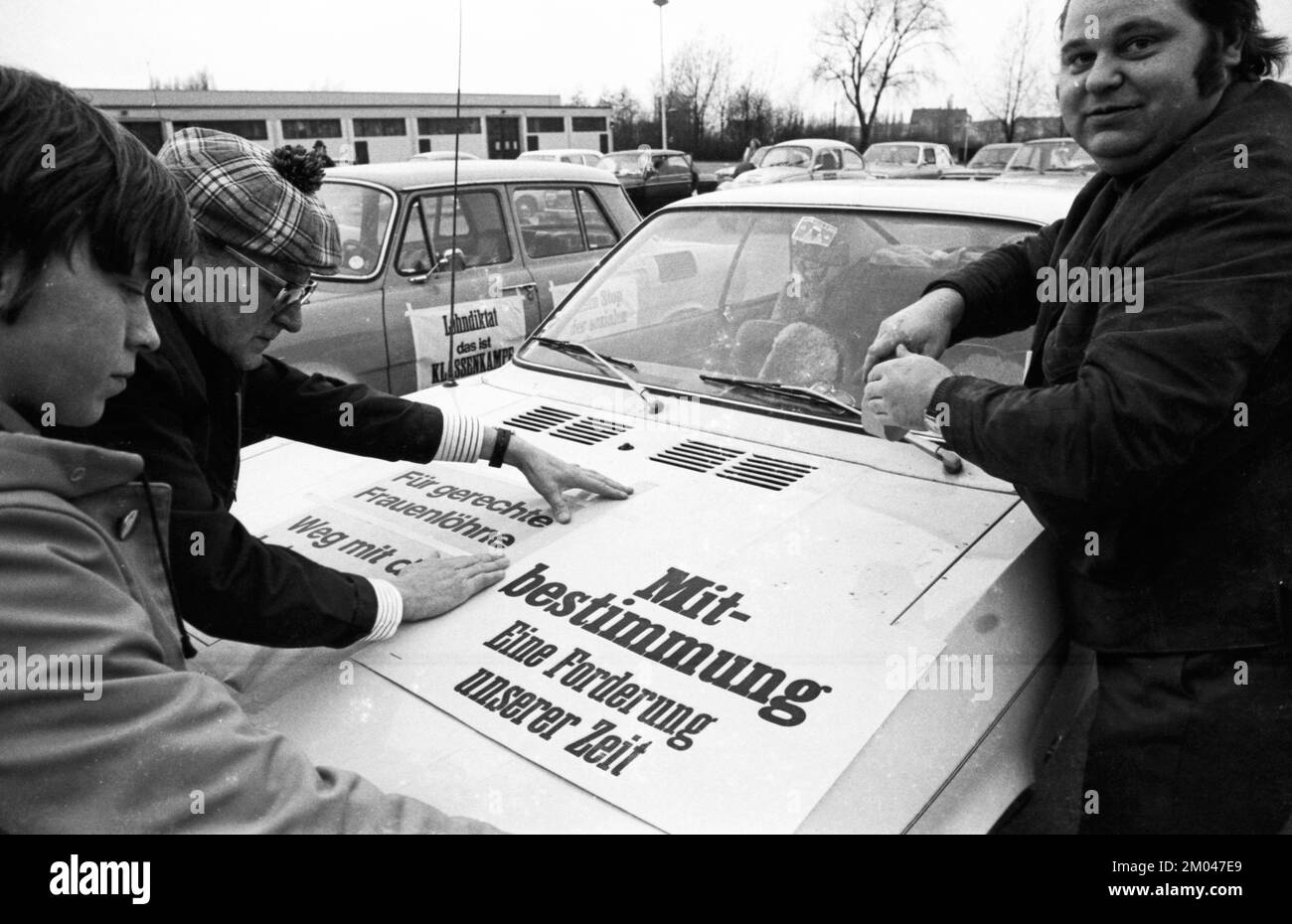 Il sindacato IG Metall ha utilizzato un motorcade per promuovere le sue richieste di salari più elevati, di codecisione, di pari diritti per la donna e di riforme il 13 febbraio 1975 Foto Stock