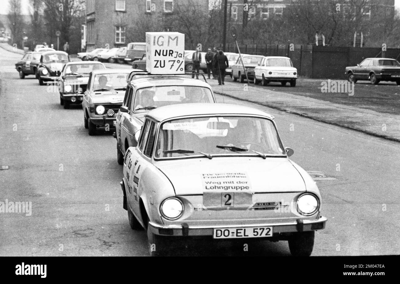 Il sindacato IG Metall ha utilizzato un motorcade per promuovere le sue richieste di salari più elevati, di codecisione, di pari diritti per la donna e di riforme il 13 febbraio 1975 Foto Stock