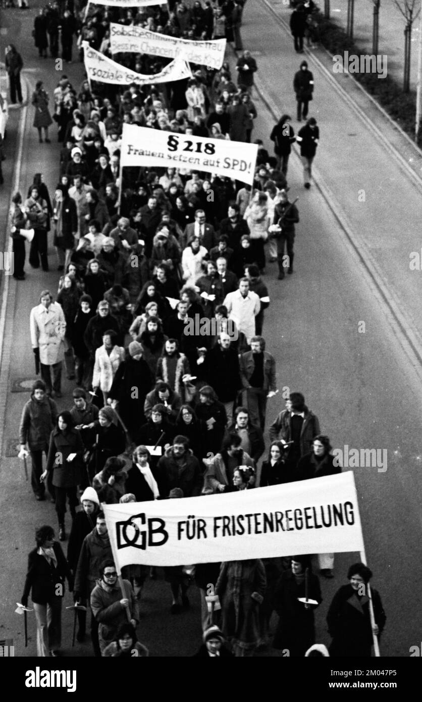 Le proteste della donna nei confronti del DOCUP, del DGB e del DKP contro il paragrafo 218 sull'aborto del 26.2.1975 a Bonn, Germania, Europa Foto Stock