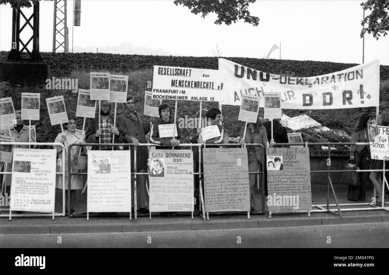 Proteste della Società per i diritti umani e dell'Associazione delle vittime dello stalinismo per la libertà dei prigionieri politici nella RDT di fronte al Foto Stock