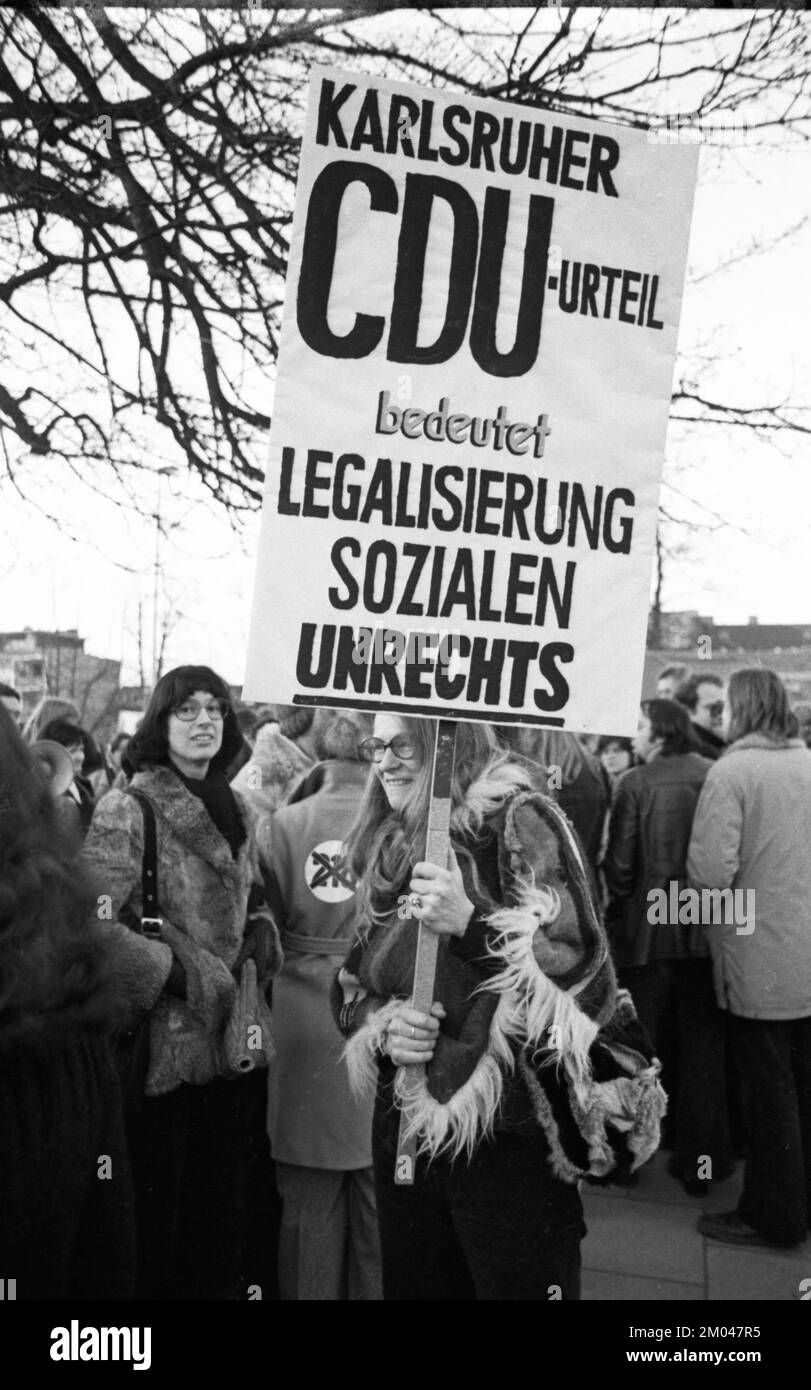 XuLa donna protesta del DOCUP, del DGB e del DKP contro l'aborto paragrafo 218 del 26.2.1975 a Bonn, Germania, Europa Foto Stock