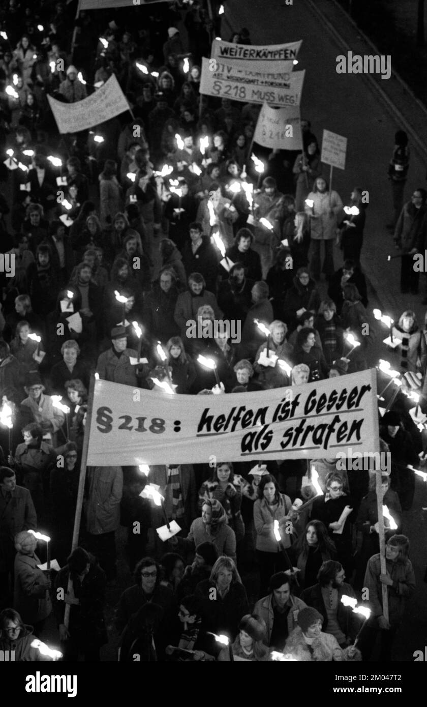 Le proteste della donna nei confronti del DOCUP, del DGB e del DKP contro il paragrafo 218 sull'aborto del 26.2.1975 a Bonn, Germania, Europa Foto Stock