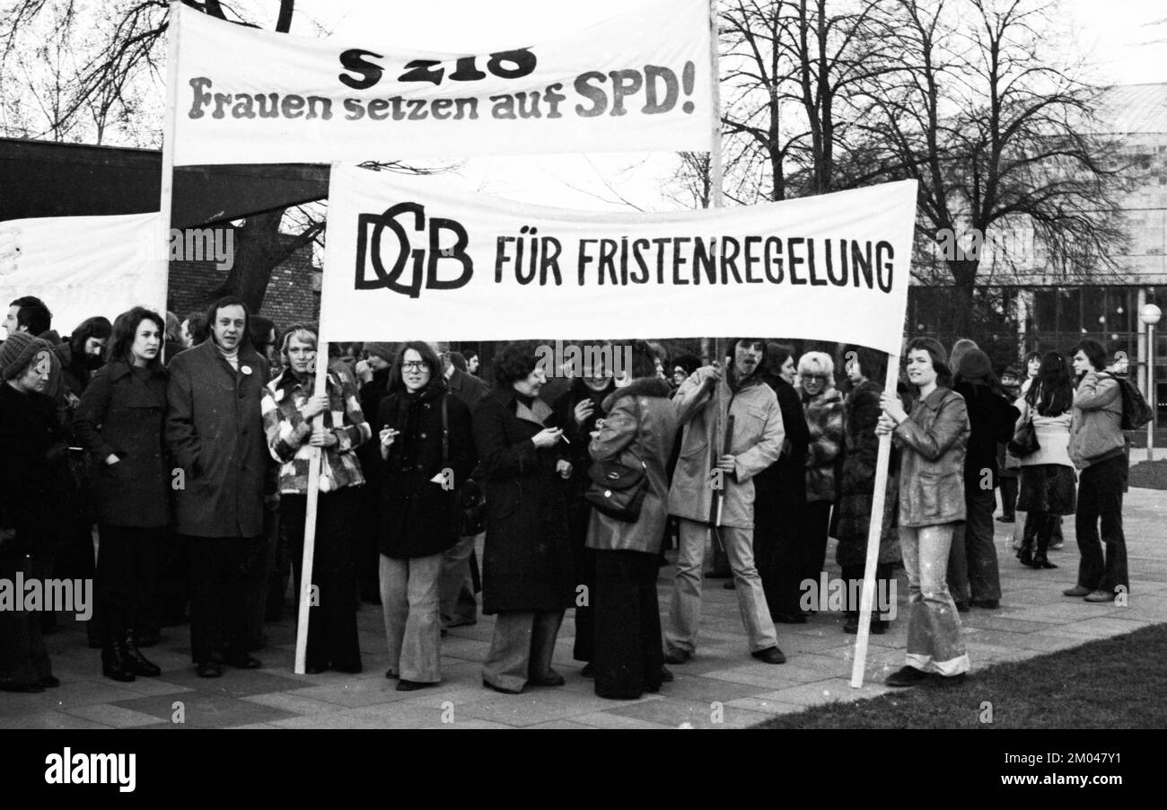 Le proteste della donna nei confronti del DOCUP, del DGB e del DKP contro il paragrafo 218 sull'aborto del 26.2.1975 a Bonn, Germania, Europa Foto Stock