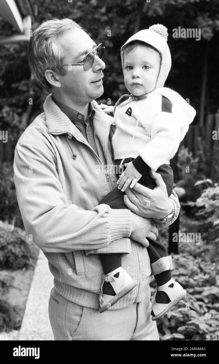 La cura di un bambino piccolo da parte del padre era piuttosto rara nel 1980, come qui il 24.06.1980 vicino Bielefeld, Germania, Europa Foto Stock