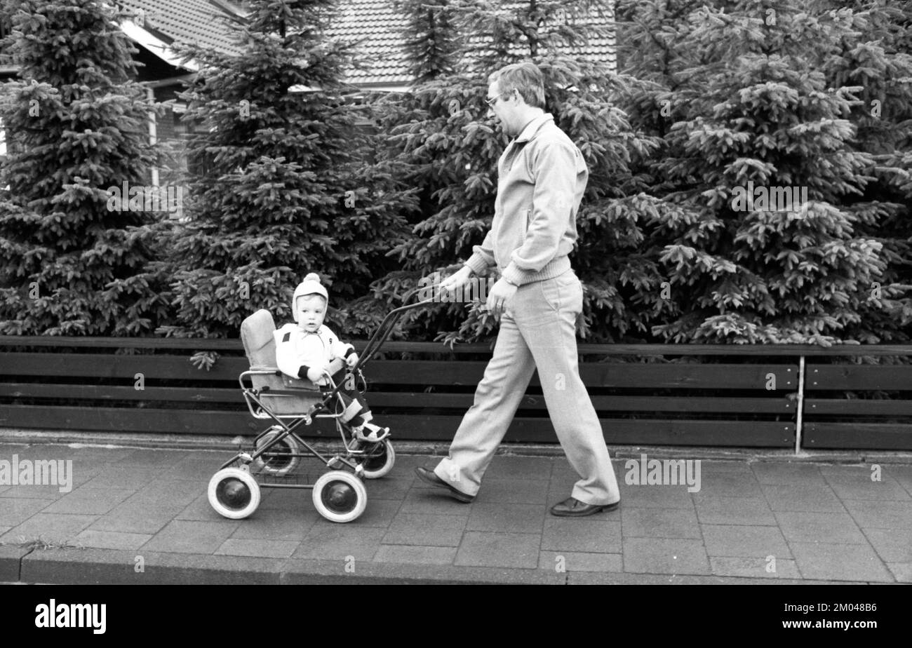 La cura di un bambino piccolo da parte del padre era piuttosto rara nel 1980, come qui il 24.06.1980 vicino Bielefeld, Germania, Europa Foto Stock