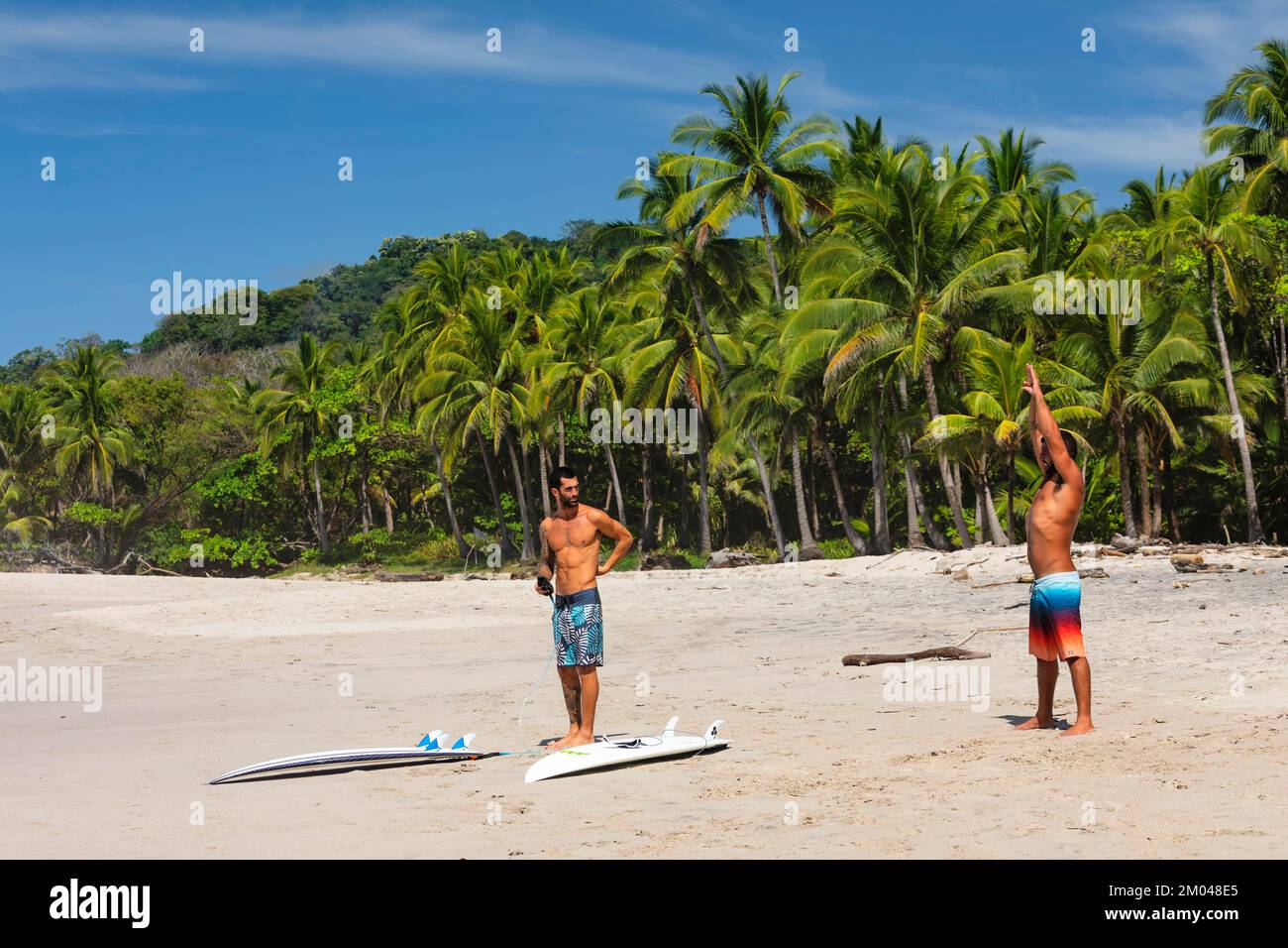 Surfisti che si scaldano sulla spiaggia di Santa Teresa, Penisola di Nicoya, Guanacaste, Costa Rica, America Centrale Foto Stock