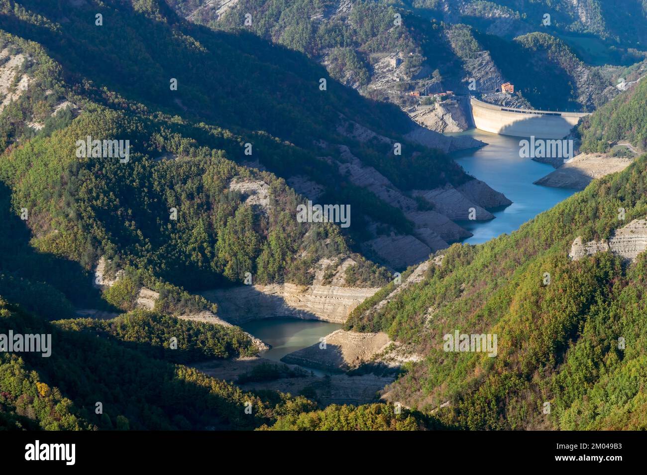 Veduta aerea panoramica del lago e della diga di Ridracoli, bagno di Romagna, Italia Foto Stock