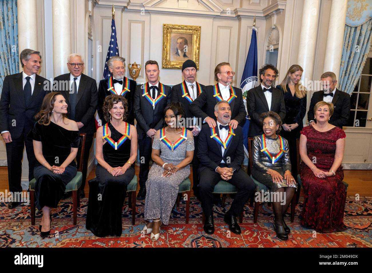 2022 il Kennedy Center Honoree George Clooney, terzo in basso da destra, reagisce mentre gli viene dato uno sfregamento a spalla dal collega 2022 Honoree Bono mentre posano per una foto di gruppo a seguito della cena degli Artisti al Dipartimento di Stato degli Stati Uniti a Washington, DC il Sabato, 3 Dicembre 2022. Da sinistra a destra fila posteriore: Fila posteriore: Segretario di Stato degli Stati Uniti Antony Blinken, David Rubenstein, Adam Clayton, Larry Mullen Jr., The Edge, Bono, Kennedy Center onorano i produttori David Jammy, Liz Kelly e Ian Stewart. Prima fila, da sinistra a destra: Evan Ryan, Amy Grant, Gladys Knight, George Clooney, Tania León, Deborah Foto Stock