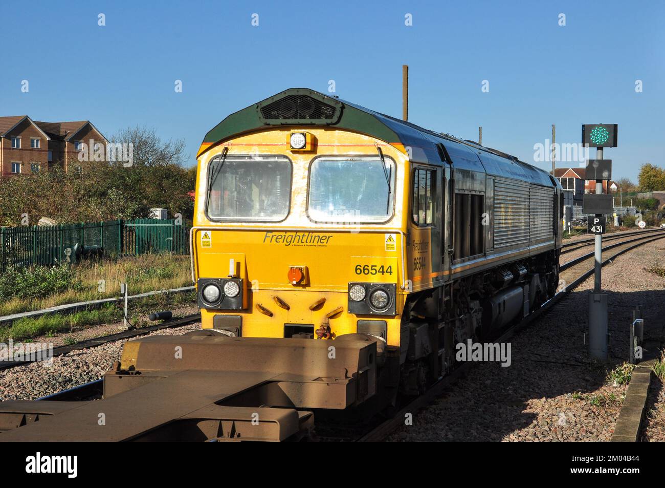 La locomotiva diesel n. 66544 Freightliner liveried di classe 66 si dirige a nord attraverso Peterborough, Cambridgeshire, Inghilterra, Regno Unito Foto Stock