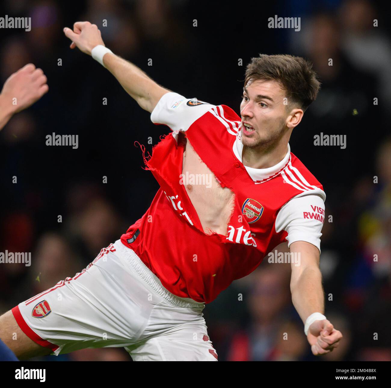 03 Nov 2022 - Arsenal / FC Zurigo - UEFA Europa League - Gruppo A - Emirates Stadium Kieran Tierney gioca con una maglia strappata durante la partita di UEFA Europa League Group A all'Emirates Stadium, Londra. Foto : Mark Pain / Alamy Foto Stock