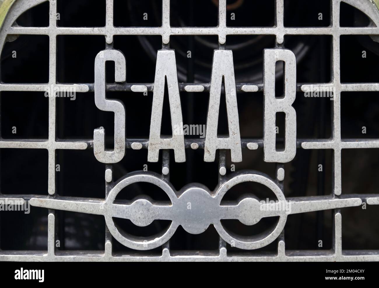 Logo Saab per auto e aereo sulla griglia del radiatore Foto Stock