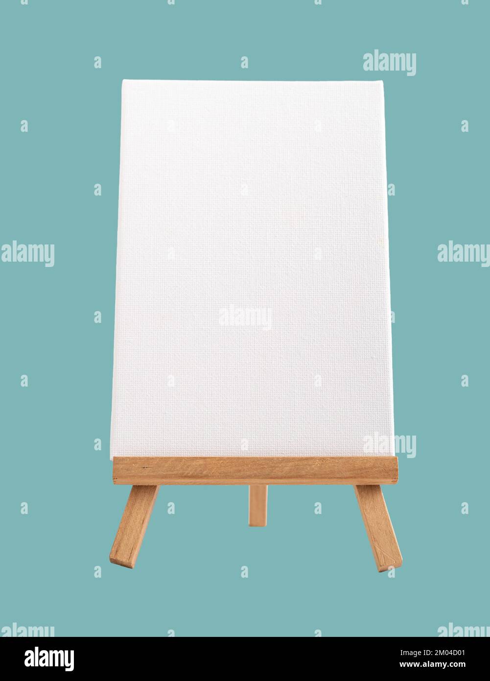 Verticale vuoto bianco canvas mockup in piedi su mini cavalletto in legno su sfondo grigio blu. Foto di alta qualità Foto Stock